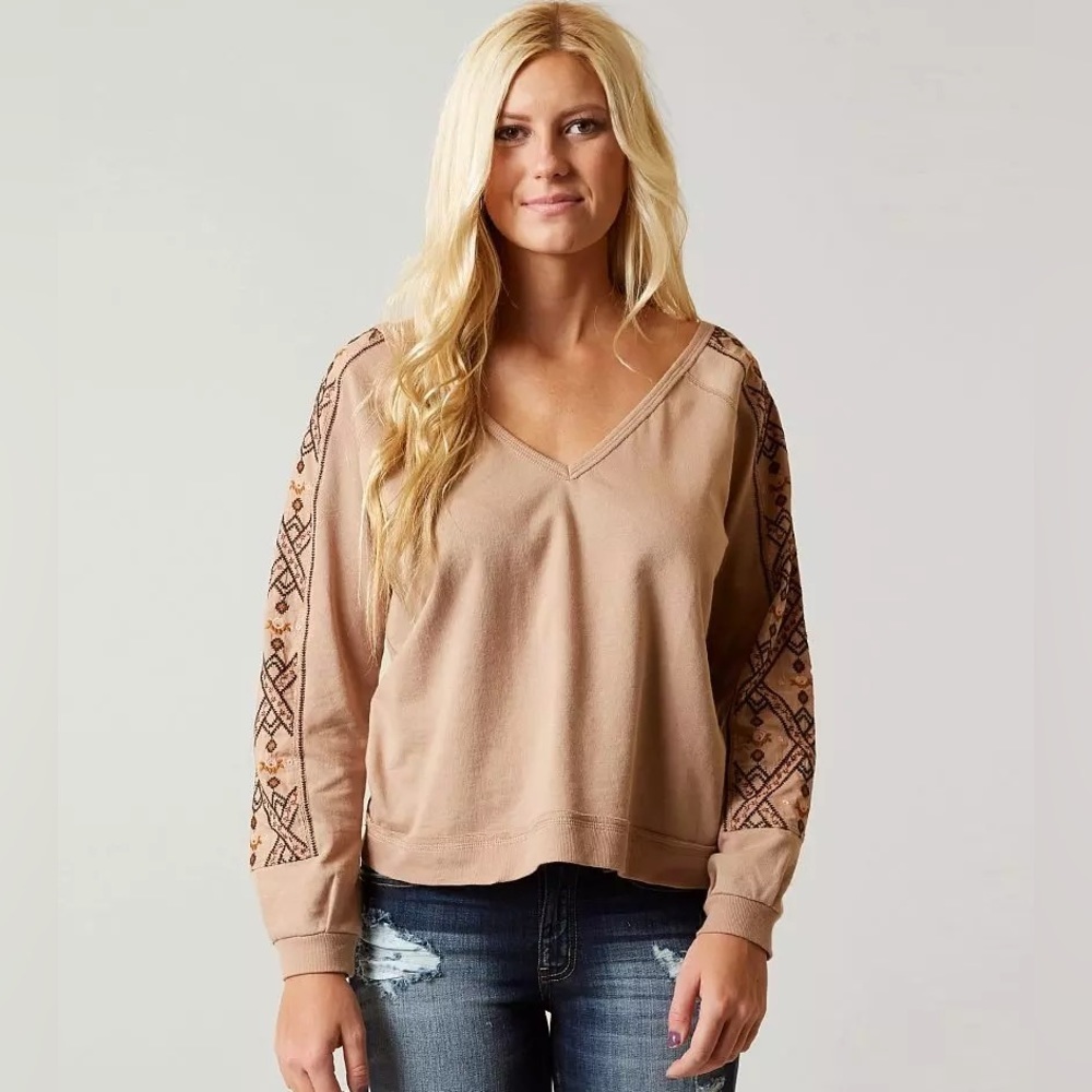Buckle gimmicks raw edge sweater